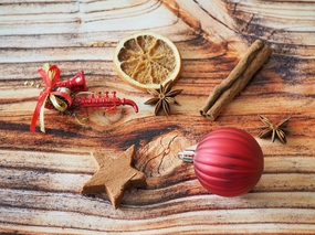 圣诞节木纹背景静物摄影图片